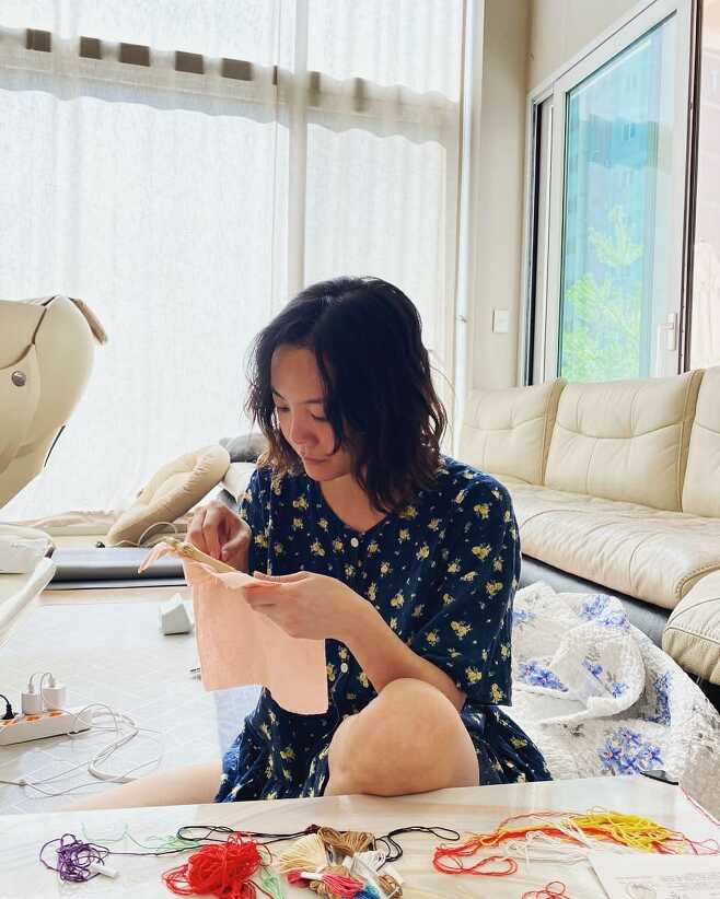 Actor Go Eun-ah showed off his perfect embroidery skills and focused on netizens.On the 28th, Go Eun-ah posted several photos of the related hashtag along with the article I am not good at embroidery but I am proud of the coin wallet ~ proud through personal instagram.Go Eun-ah, who is in the public photo, is engrossed in embroidery, especially his embroidery ability, which is hard to believe as the first one, has impressed the viewers.The netizens who saw this were various reactions such as Is it the first time you did it?, You are very good at handing, and I ask you one.Meanwhile, Go Eun-ah is communicating with fans by running YouTube channel Bangane with her younger brother, singer Mir.He is also appearing on Channel A entertainment Legend Music Classroom - Lala Land.iMBC  Photo Source Go Eun-ah Instagram