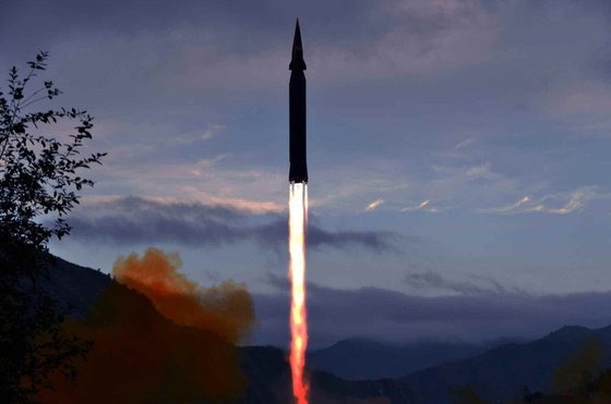 북한이 새로 개발했다는 극초음속미사일을 29일 공개했다. [뉴스1]
