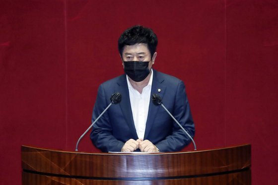 뇌물 수수 혐의를 받고 있는 정찬민 국민의힘 의원이 29일 서울 여의도 국회에서 열린 본회의에서 체포동의안 표결 전 신상발언을 하고 있다. 뉴스1
