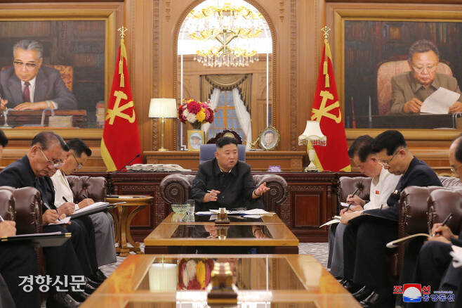 김정은 북한 국무위원장이 28일 열리는 최고인민회의를 계기로 추가적인 대외 메시지를 밝힐 지 주목된다. 사진은 김 국무위원장이 지난 6월 당 중앙위원회와 도당위원회 책임간부 협의회를 소집했을 당시 모습.                       조선중앙통신·연합뉴스