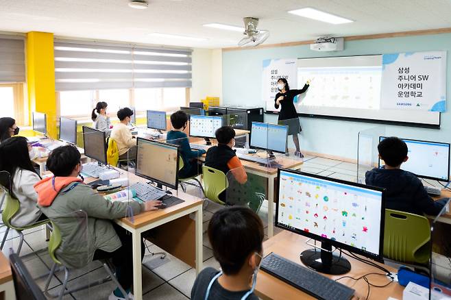 지난 3월 삼성 주니어 SW 아카데미를 운영하는 충북 괴산명덕초등학교에서 인공지능(AI) 수업이 진행되고 있다.