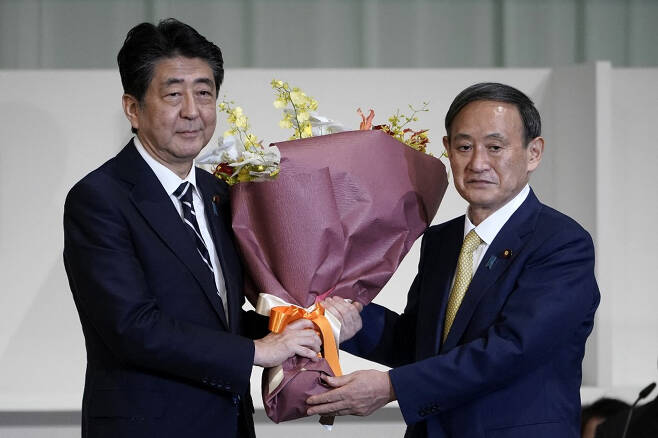 지난 2020년 9월 아베 신조 전 총리가 스가 요시히데 총리 당선을 축하하고 있다. /사진=AFP