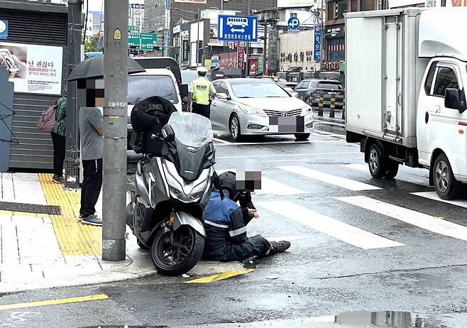 29일 오전 10시30분쯤 서울 동대문역 4번출구 인근 갓길에서 주행하던 오토바이가 0.5톤 트럭과 충돌했다. /사진=성시호 기자