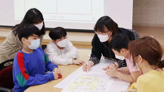 지난 15일 경기 안양시 만안구 안양동 만안종합사회복지관 대강당에서 지역 아동들이 다문화 감수성 교육을 받고 있다. 초록우산어린이재단 제공