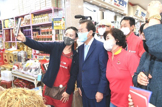 국민의 힘 대선주자인 홍준표 의원 이 풍기 인삼시장 상인들과 기념사진을 찍고 있다.
