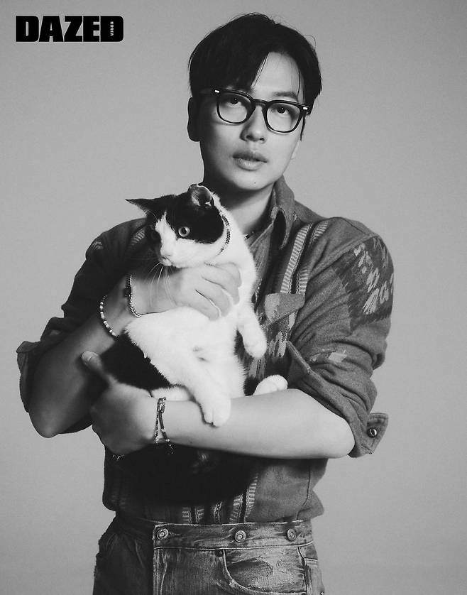 A picture of Yi Dong-hwi and his cat Gallo was released on September 29.Yi Dong-hwi, who rescued from the road in early summer last year and has been living with the cat for a year, officially stood in front of the first Gallo and camera.It was never easy to bring cats into the family as Yi Dong-hwi has cat allergies.At first, the doctor had a respiratory or allergic reaction that would have made it difficult for him to do so.I cleaned it frequently, brushed it frequently, and lived together, so I was surprised that the symptoms have improved now.Its a little uncomfortable when youre in bad shape, but its not scientifically explained, he said.