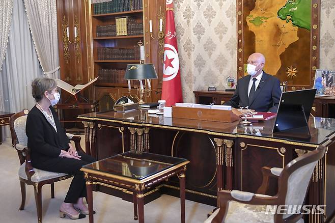 [AP/뉴시스] 튀니지 대통령실 제공 사진으로 29일 카이스 사이에드 대통령이 새로 기용한 라우다 라마두네 총리와 대화하고 있다