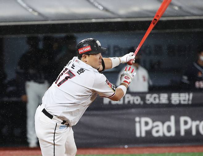 28일 경기도 수원케이티위즈파크에서 열린 2021 KBO리그 프로야구 두산 베어스와 kt wiz의 경기. 1회말 2사 주자 2,3루에서 KT 허도환이 2타점 안타를 치고 있다. 연합뉴스