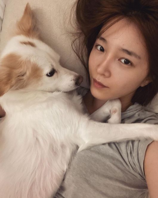 Actor Lee Cho-hee has filed an Earth 2 report.Lee Cho-hee posted a picture and a photo on his 29th day on his instagram saying, Im doing well, were doing well.The photo shows Lee Cho-hee taking a selfie with her pet dog, and it is eye-catching to see her living happily with her pet dog without makeup in her comfortable outfit at home.Lee Cho-hees recent news has been a long time since June, but I did not do SNS in the meantime, but Lee Cho-hees face did not contain it.Lee Cho-hee knew the disappointment of the fans and communicated with them.On the other hand, Lee Cho-hee received a lot of love as Song Dae-hee in KBS2 weekend drama I went once which was broadcast last year.