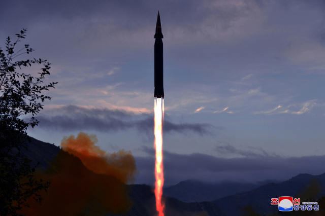 북한이 지난 28일 시험발사한 극초음속 미사일 ‘화성-8형’의 모습/조선중앙통신·연합뉴스