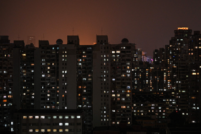 중국이 심각한 전력난을 겪고 있는 가운데 지난 27일 밤 최대 경제도시 상하이의 주거용 빌딩들이 불을 밝히고 있다. /AFP연합뉴스