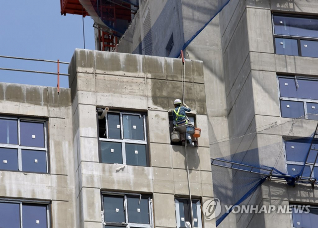 달비계를 이용해 외벽작업을 하는 근로자.(사진은 기사와 무관)/연합뉴스