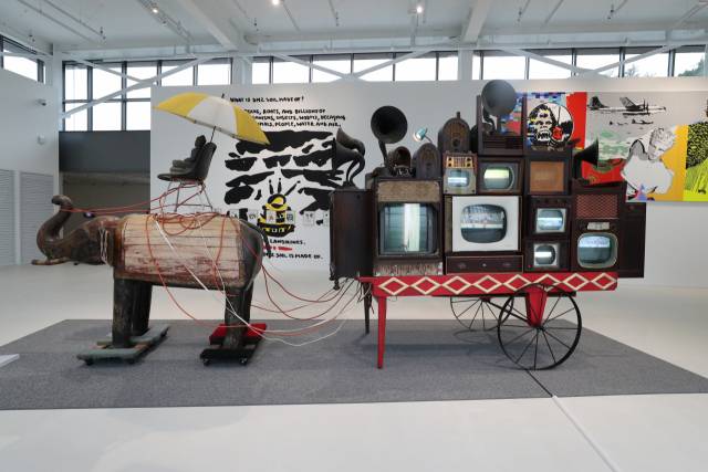 통일부는 옛 개성공단 출경동과 도라산역 등 DMZ에 문화예술공간을 개관하고 오는 11월 15일까지 비대면으로 '2021 DMZ Art&PeacePlatform전'을 열고 있다. 이번 전시는 경기도 파주시 남북출입사무소 내 'Uni마루'와 도라산역, 파주철거GP, 강원도 고성군 제진역, 국립통일교육원 등 모두 5개의 공간에서 열린다. 정연심 예술총감독이 기획한 이번 전시에는 백남준, 양혜규, 스튜디오 아더 스페이즈 등 국내외 유명작가 32명이 참여해 총 34점이 전시됐다. 유니마루에 전시된 백남준 ‘코끼리 수레’. /연합뉴스