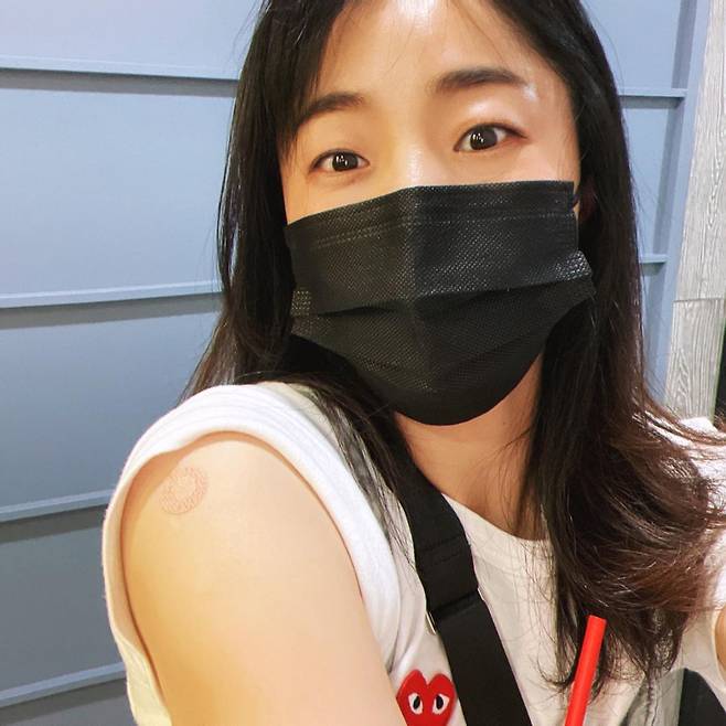 On the afternoon of the 28th, Heo Min posted an article on his instagram saying, The second inoculation is completed today, and the second is coming and coming.Dad today asked for his children (although hes always seen them ...), he added, leaving a post asking his father for them.In the open photo, Heo Min poses with a mask and a bandage that certifies that he has been injected into his shoulder.His expression, which covers half of his face but feels relieved that he has completed the inoculation, draws attention.Meanwhile, Heo Min, who was born in 1986 and is 35 years old, made his debut as a comedian in KBS 23 in 2008 and married Baseball player jung in-wook in 2017. He has a daughter and son.Photo: Heo Min Instagram
