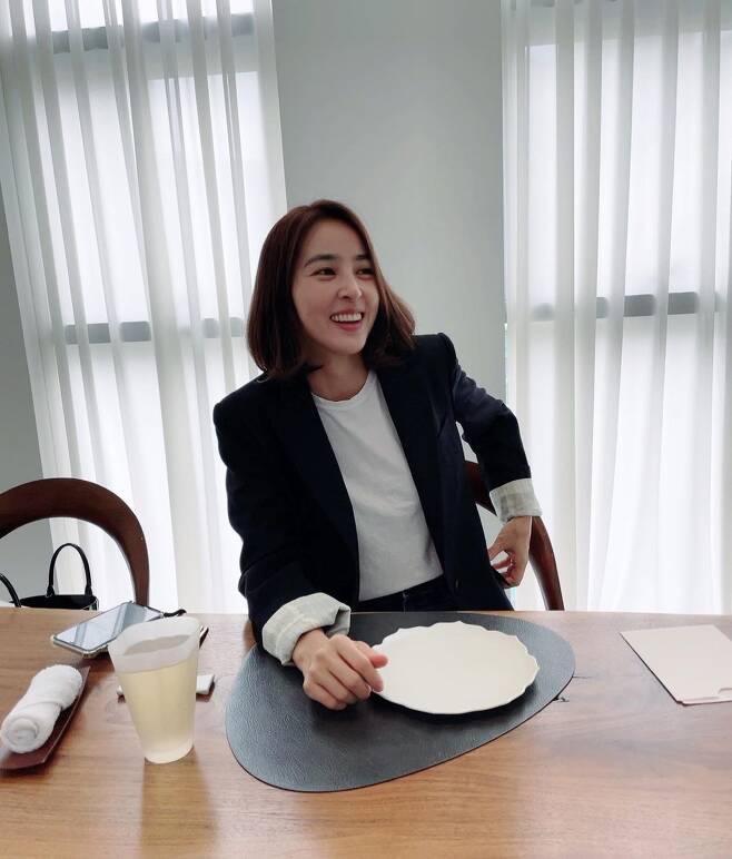 Han Hye-jin posted a picture on his instagram on the 29th with an article entitled Single-footed. Handling difficulties. I should raise it again.In the photo, Han Hye-jin was looking somewhere in a restaurant.Especially, the graceful figure and beauty still catch the eye, and the smile still smiles from the smile.Meanwhile, Han Hye-jin married Ki Sung-yueng, a football player who is 8 years younger, in 2013 and held her daughter Zion Yang in September 2015.Photo: Han Hye-jin Instagram
