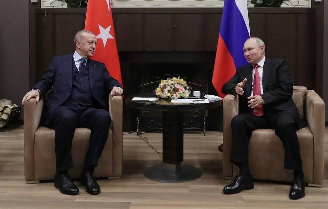 러시아 남부 소치에서 만난 푸틴(오른쪽)과 에르도안. (타스=연합뉴스)