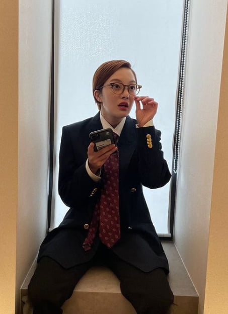 Actor Hwang Bo Ra has emanated a pack charm.Hwang Bo Ra posted several photos on his instagram on the 30th with an article entitled # Secretary Suit Pit # Dali and Potato Tang # Potato Tang.The photo shows Hwang Bo Ra wearing a Father suit fit suit and black horn-rimmed glasses.Hwang Bo Ra has posed as nicely as he can, or produced a natural look at his cell phone, especially with a humorous look of scavenger.Hwang Bo Ra is in public with Actor Ha Jung-woos younger brother Cha Hyeon-woo.
