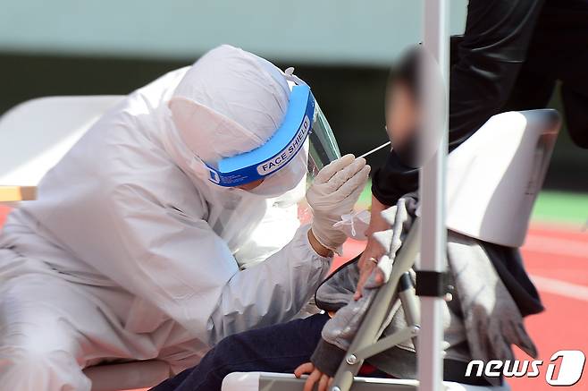 전남 고흥군 박지성공설운동장에 설치된 임시 선별진료소에서 군민들이 신종 코로나바이러스 감염증(코로나19) 진단 검사를 받고 있다./뉴스1 DB © News1 정다움 기자