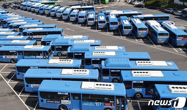 대전지역버스노동조합이 파업에 돌입한 30일 오전 대전 대덕구에 위치한 차고지에 시내버스가 주차돼 있다. 2021.9.30/뉴스1 © News1 김기태 기자