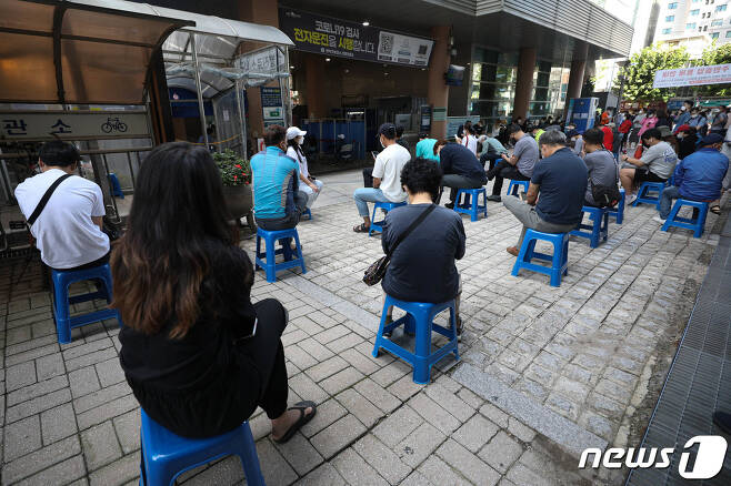 서울 관악구보건소에 마련된 코로나19 선별지료소에서 시민들이 검사를 받기 위해 대기하고 있다.© News1 성동훈 기자