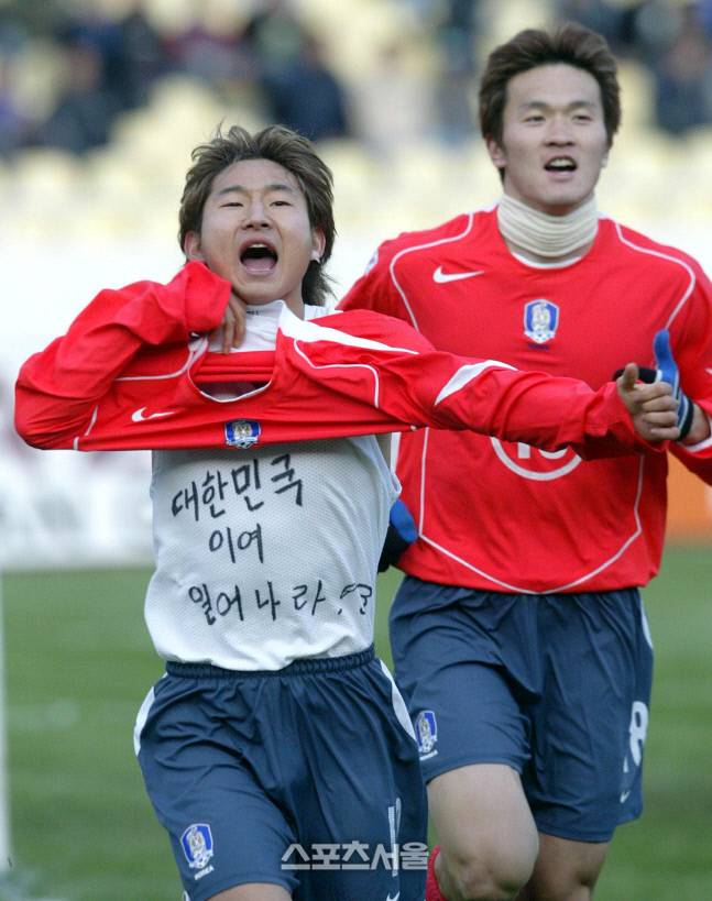 이천수 대한축구협회 사회공헌위원장. 그가 지난 2004년 3월17일 아자디 스타디움에서 치른 아테네올림픽 아시아 지역 최종 예선 이란전에서 결승골을 터뜨린 뒤 세리머니하고 있다. 이 경기는 한국 축구가 각급을 통틀어 아자디에서 이긴 유일한 경기다. 스포츠서울DB