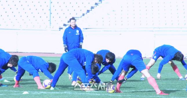 지난 2009년 2월 아자디 원정에서 남아공 월드컵 아시아 지역 최종 예선을 앞두고 몸을 푸는 태극전사들. 허정무 당시 대표팀 감독이 지켜보고 있다. 스포츠서울DB