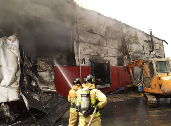 지난 6월30일 오전 전라북도 정읍시 태인면의 한 도축장 신축공사장에서 불이 나 근로자 2명이 중상을 입고 병원으로 옮겨졌다. 사진은 화재 진압 현장 모습.(이미지 출처=연합뉴스)