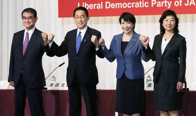 17일 오후 도쿄 자민당 본부에서 열린 당 총재 선거 후보 공동 기자회견에서 4명의 후보가 나란히 서서 주먹을 불끈 쥐고 있다. 왼쪽부터 고노 다로, 기시다 후미오, 다카이치 사나에, 노다 세이코./교도 연합뉴스