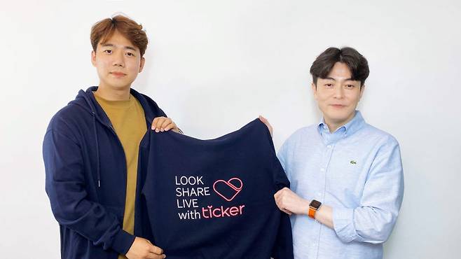 강덕호 대표(왼쪽)가 김응주 CTO에게 티커 유니폼을 전달했다.