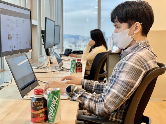 롯데칠성음료가 서울 서부권역에 마련한 거점 오피스에서 직원들이 업무를 하고 있는 모습 롯데칠성음료 제공