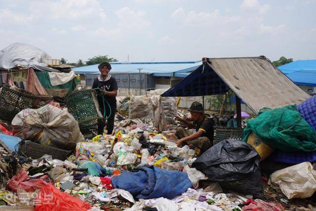 쓰레기산 위에서 일하던 넝마주이 이리나(왼쪽)씨가 기자를 보고 다시 만나 반갑다며 웃었다. 브카시=고찬유 특파원