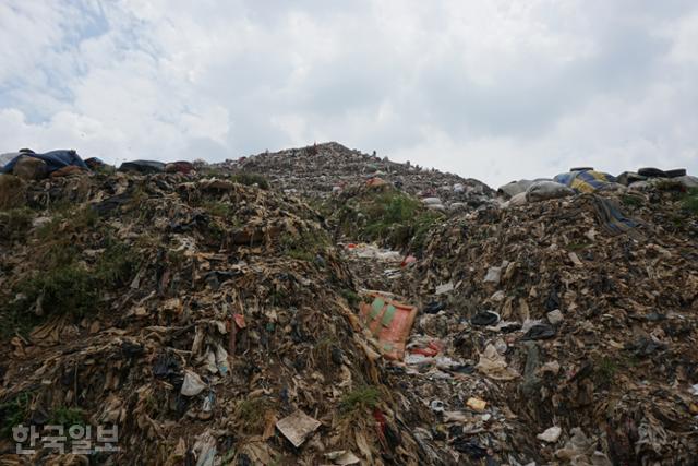 '동남아시아 최대 쓰레기산'인 인도네시아 서부자바주 브카시의 반타르 그방 통합쓰레기처리장. 브카시=고찬유 특파원