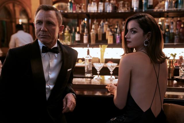 수트는 제임스 본드의 트레이드마크다. '007 노 타임 투 다이'에선 작전복을 입은 모습이 더 자주 등장한다. 유니버설픽쳐스 제공