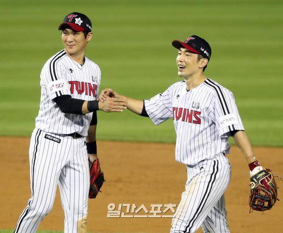 2021프로야구 KBO리그 LG트윈스와 삼성라이온즈의 경기가 26일 오후 서울 잠실야구장에서 열렸다. 4대 3 승리를 거둔 LG 오지환과 서건창이 경기 종료 후 자축하고 있다. 잠실=김민규 기자 kim.mingyu@joongang.co.kr /2021.08.26/