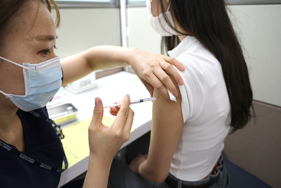 30세 미만의 보건 의료인이 21일 경희대병원에서 모더나 백신 접종을 하고 있다.  [사진=경희대병원]