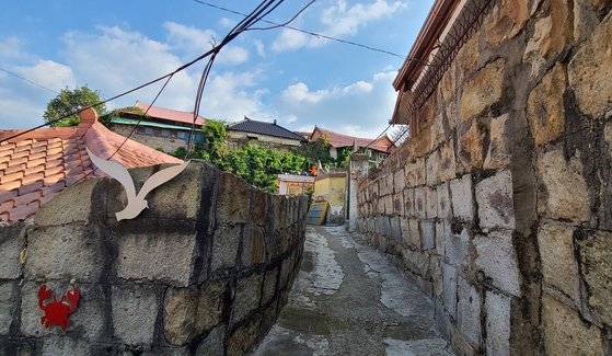 전남 목포시 목원동 유달산 자락에 얹힌 달동네는 낡은 풍경을 그대로 간직하고 있다. 일제 강점기 조선인 집단 거주지의 흔적이 여태 남아있다. 이 낡은 골목 구석구석을 문화관광 탐방로 '옥단이길'이 헤집는다.