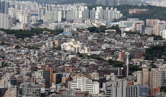 임대보증금이 매매가를 넘거나 육박하는 이른바 '깡통전세'가 늘고 있다. 서울시내 빌라촌. 뉴스1