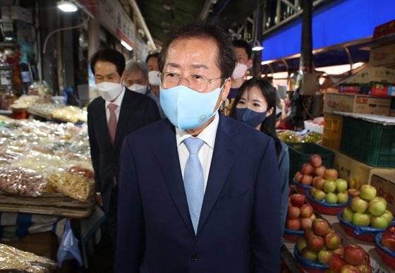 국민의힘 대선 주자인 홍준표 의원이 30일 대구 칠성시장을 찾아 시민과 인사하고 있다. 연합뉴스