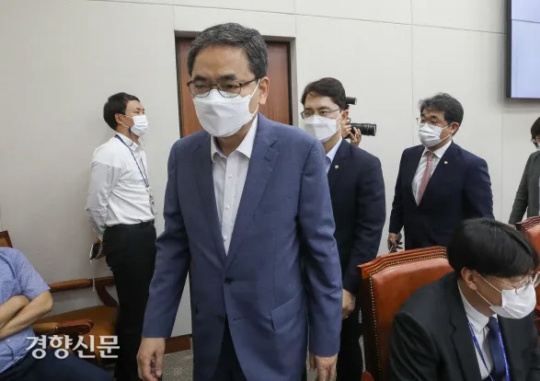 Independent lawmaker Kwak Sang-do (former People Power Party lawmaker) leaves a plenary session of the parliamentary Education Committee at the National Assembly. National Assembly press photographers