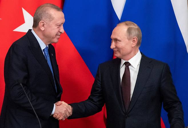 레제프 타이이프 에르도안 터키 대통령(왼쪽)과 블라디미르 푸틴 러시아 대통령(오른쪽)이 지난해 3월5일 러시아 모스코바에서 정상회담에 돌입하기에 앞서 악수하고 있다. 모스코바｜로이터연합뉴스