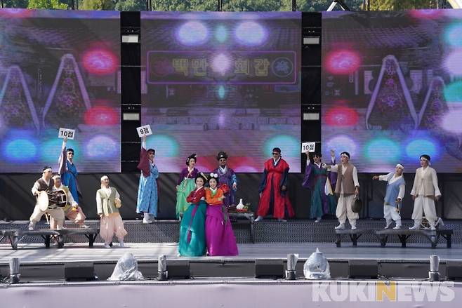 '천안흥타령춤축제 2021'이 29일 개막해 오는 10월 3일까지 열린다. 능소전 공연 모습.