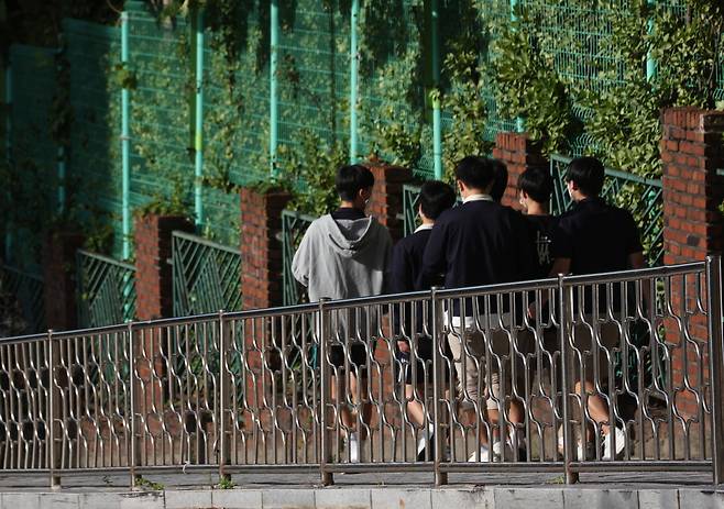 지난 23일 오후 서울 강남구 대치동의 한 중·고등학교에서 학생들이 하교를 하고 있다. [연합]