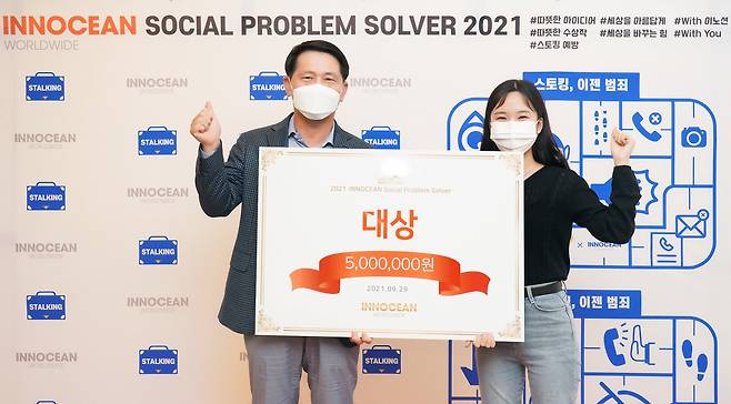 이노션은 사회공헌 프로그램인 ‘S.O.S(Social Problem Solver) 프로그램’에 출품한 수상작을 선정해 발표했다. 사진은 이용우 이노션 대표이사(왼쪽)와 대상 수상자. [이노션 제공]