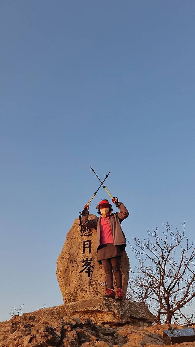 너무 늦은 시각, 금오산 정상 현월봉에 올랐다.