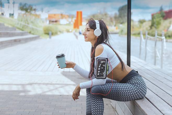 운동 30분 전 커피를 마시면 지방 연소가 촉진된다. 게티이미지뱅크