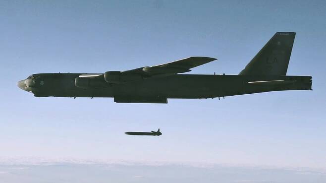 핵 공격 B-52 전략폭격기들은, 핵탄두가 장착된 사거리 2400km 이상의 AGM-86B 순항미사일을 사용하며 최대 20발을 탑재할 수 있다. 사진=미 공군