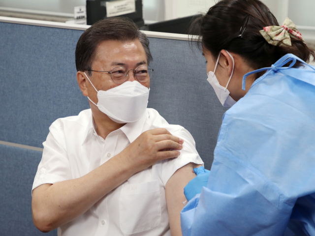 문재인 대통령이 지난 23일 서울 종로구보건소에서 아스트라제네카 백신을 맞고 있다. /연합뉴스