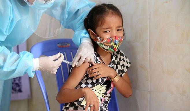 코로나19 백신을 맞는 캄보디아 어린이 [크메르타임스 사이트 캡처. 재판매 및 DB 금지]