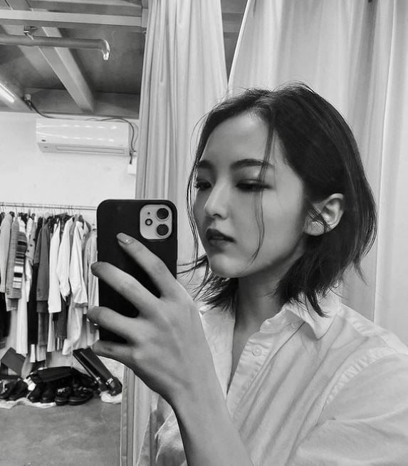 Actor Seo Shin-ae has been full of maturity.Seo Shin-ae posted several photos on his SNS account on the 1st without saying anything.In the photo, Seo Shin-ae is taking a mirror selfie with a black and white filter on, and he looks chic with a deep look.In particular, Seo Shin-ae showed a more sleek look and attracted attention by emitting a charismatic atmosphere.Meanwhile, Seo Shin-ae recently appeared on MBC late night ghost talk.
