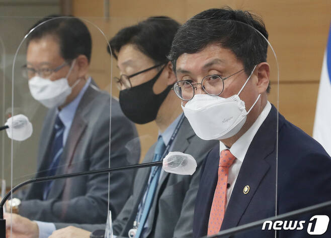 안도걸 기획재정부 2차관(왼쪽 세번째). /뉴스1 DB © News1 ,송원영 기자